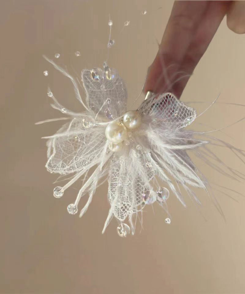Barrette à cheveux en dentelle beige avec plumes et perles évidées - Urbann-Vibe