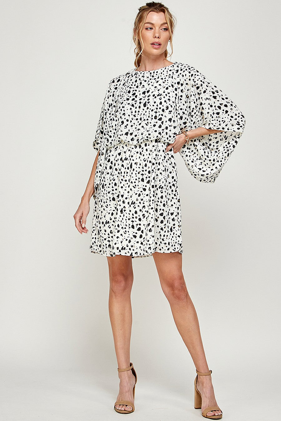 Chic printed mini dress with 3/4 sleeves, round collar, above-knee length, versatile casual-to-semi-formal style
