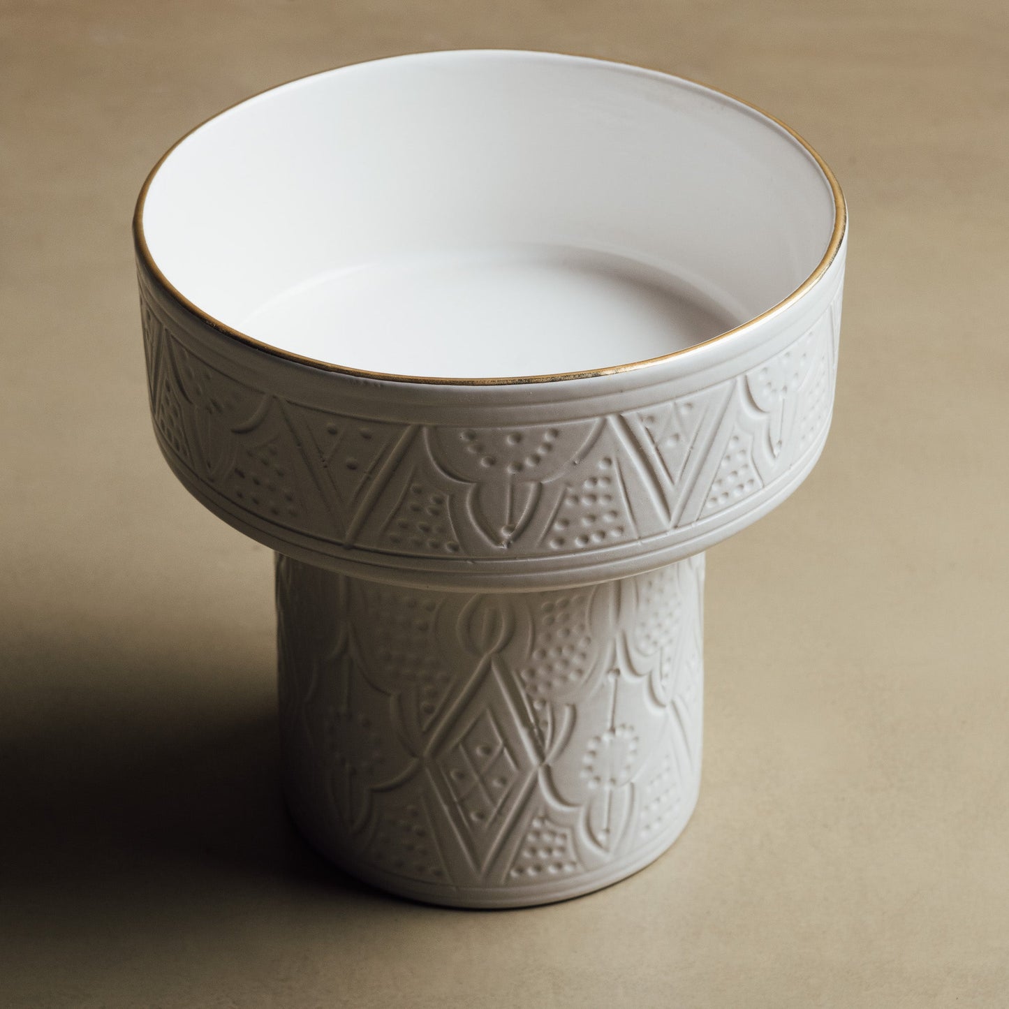Zagora white Pedestal Bowl - Handcrafted with 12 Carat Gold Accents - Urbann-Vibe