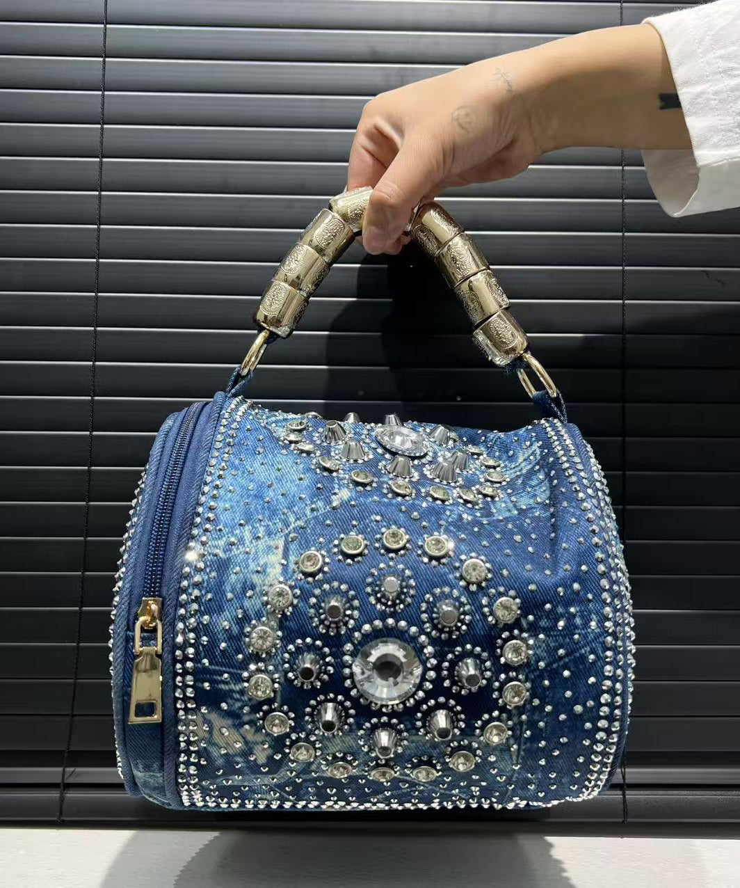 Sac fourre-tout chic en denim bleu avec rivets et zircons - Urbann-Vibe