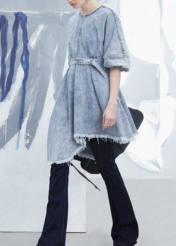 Robe en jean patchwork asymétrique bleu clair chic à pompons pour l'été - Urbann-Vibe
