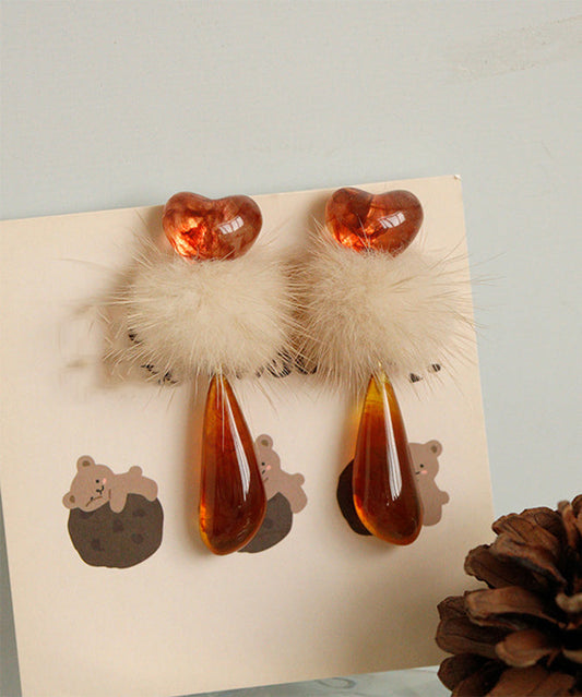 Boucles d'oreilles pendantes chics en résine plastique orange avec boules pelucheuses décorées - Urbann-Vibe