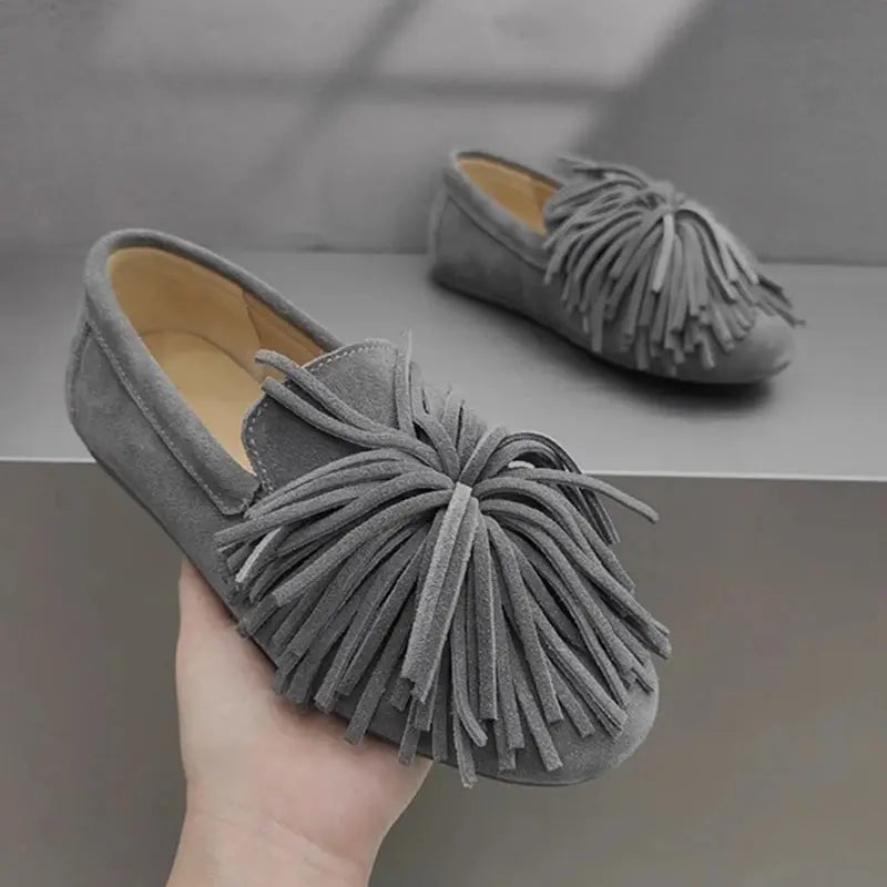 Women's chic tassel loafers in suede, slip-on style with decorative tassels, available in wide sizes 4-11