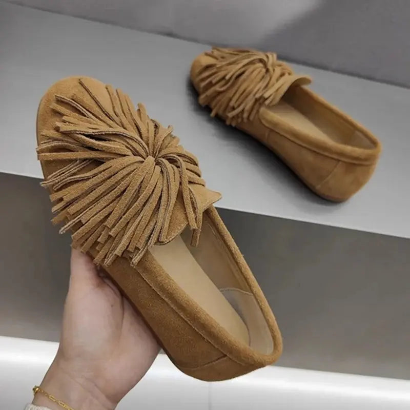 Women's chic tassel loafers in suede, slip-on style with decorative tassels, available in wide sizes 4-11