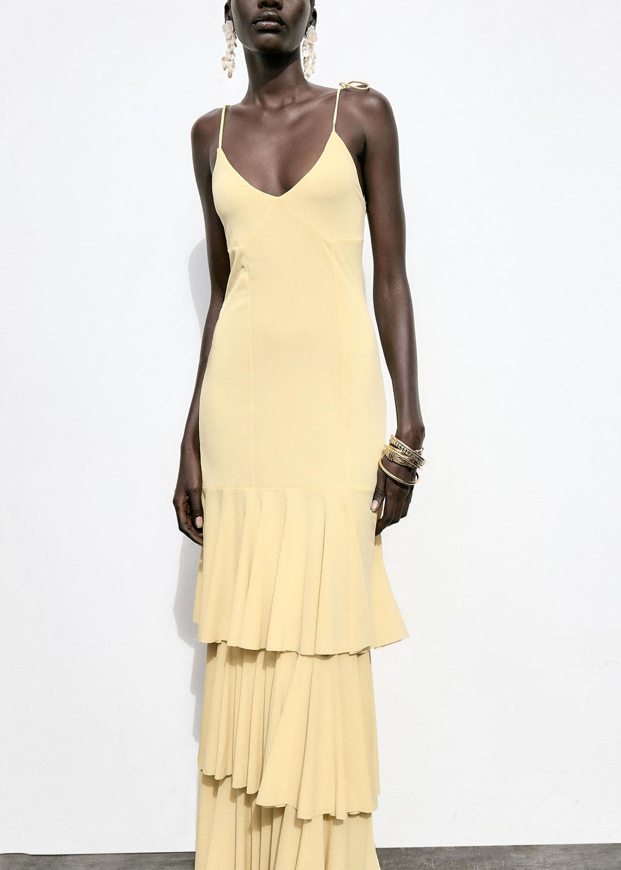Robe d'été chic à bretelles spaghetti en mousseline de soie jaune à volants et patchwork - Urbann-Vibe