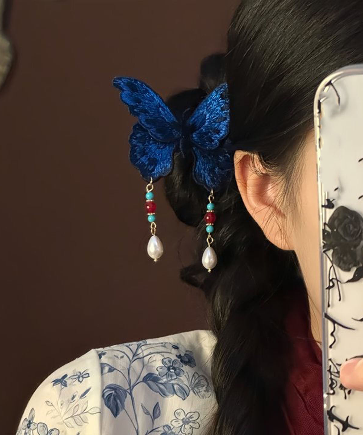 Épingle à cheveux à pompon en perles et broderie papillon bleu de style chinois - Urbann-Vibe