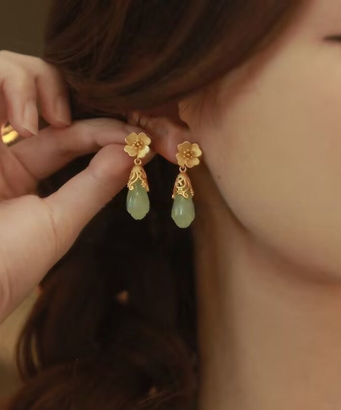 Boucles d'oreilles pendantes en alliage d'or et de cuivre, style chinois, avec motif floral et goutte d'eau en jade. - Urbann-Vibe