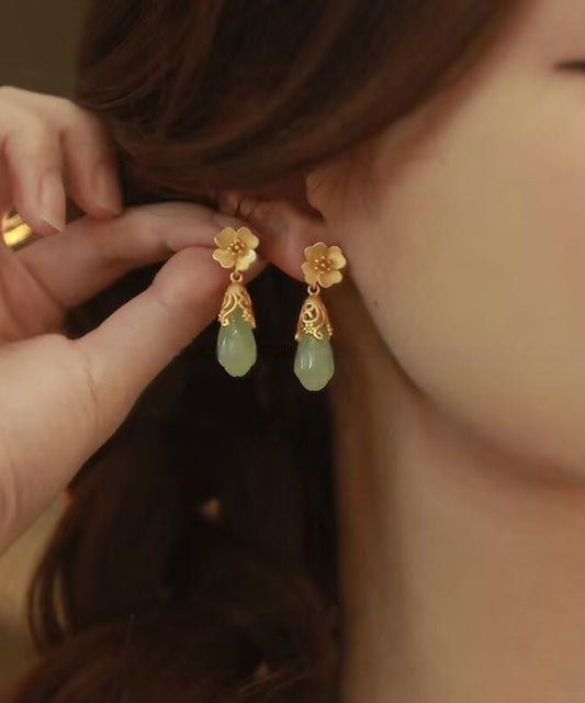 Boucles d'oreilles pendantes en alliage d'or et de cuivre, style chinois, avec motif floral et goutte d'eau en jade. - Urbann-Vibe