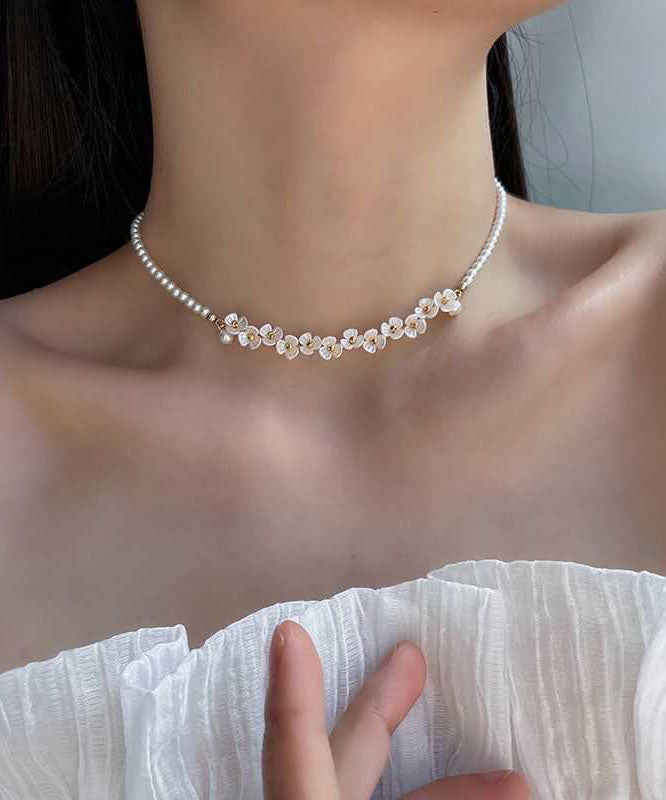 Collier élégant en alliage blanc avec perles florales en forme de poire - Urbann-Vibe