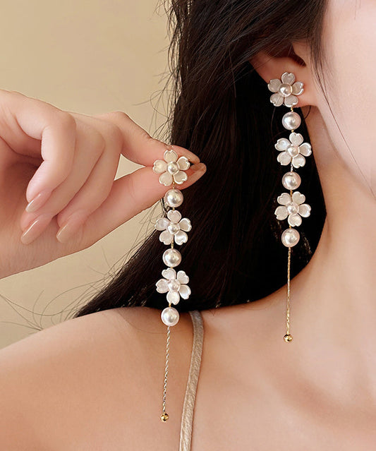 Boucles d'oreilles pendantes élégantes en cuivre blanc avec perles florales et pampilles - Urbann-Vibe