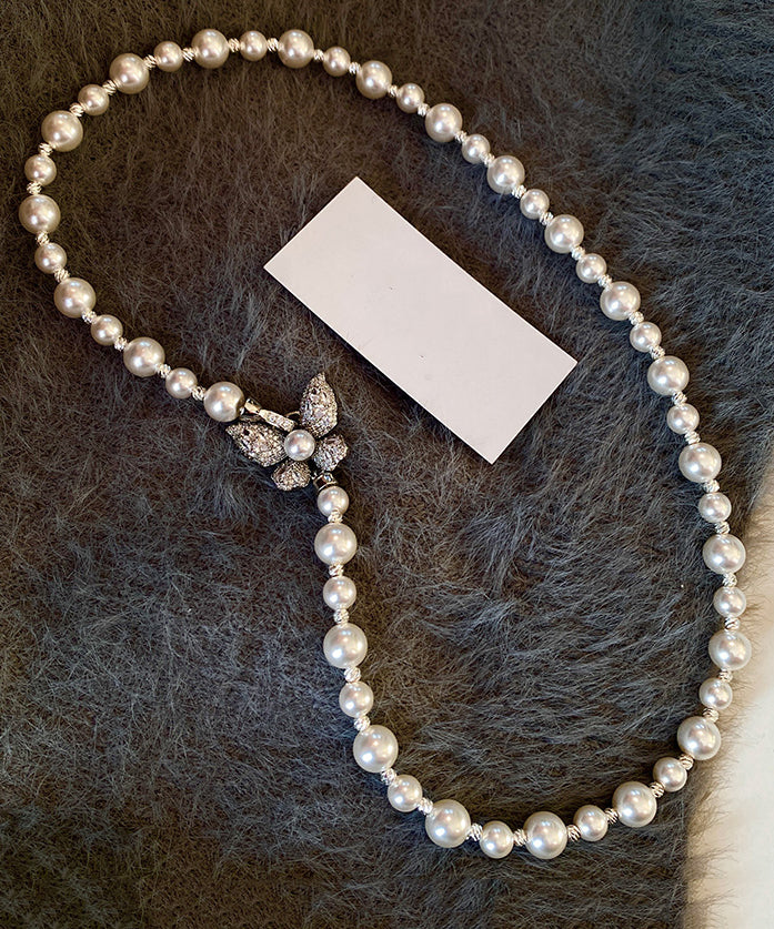Collier élégant en cuivre blanc surdoré avec perles de zircone et papillon gradué - Urbann-Vibe
