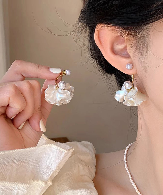 Boucles d'oreilles pendantes élégantes en argent sterling blanc doré et perles, ornées de motifs floraux. - Urbann-Vibe