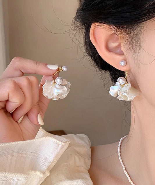 Boucles d'oreilles pendantes élégantes en argent sterling blanc doré et perles, ornées de motifs floraux. - Urbann-Vibe