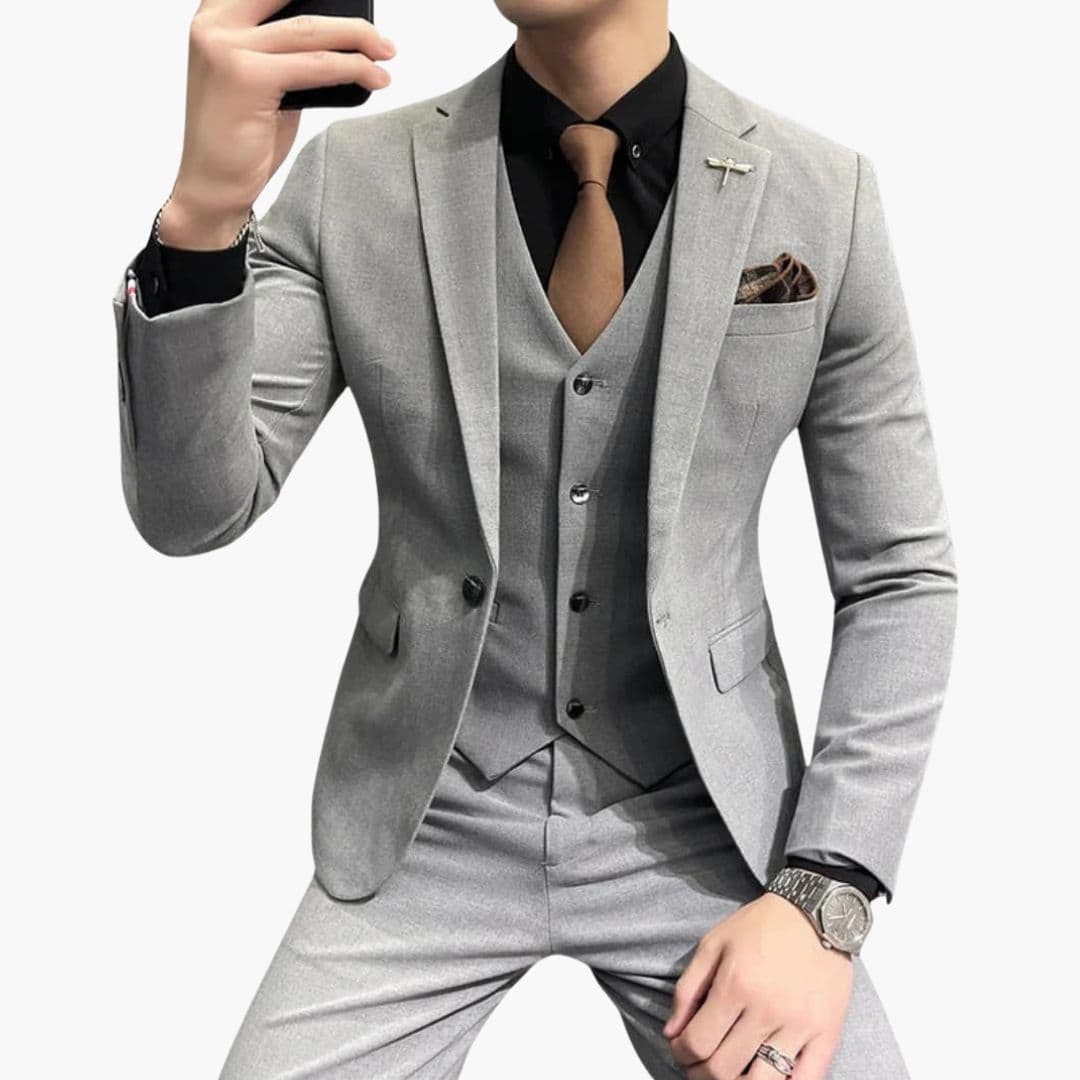 Men's slim fit three-piece suit with vest, tailored jacket and straight-cut trousers for professionals