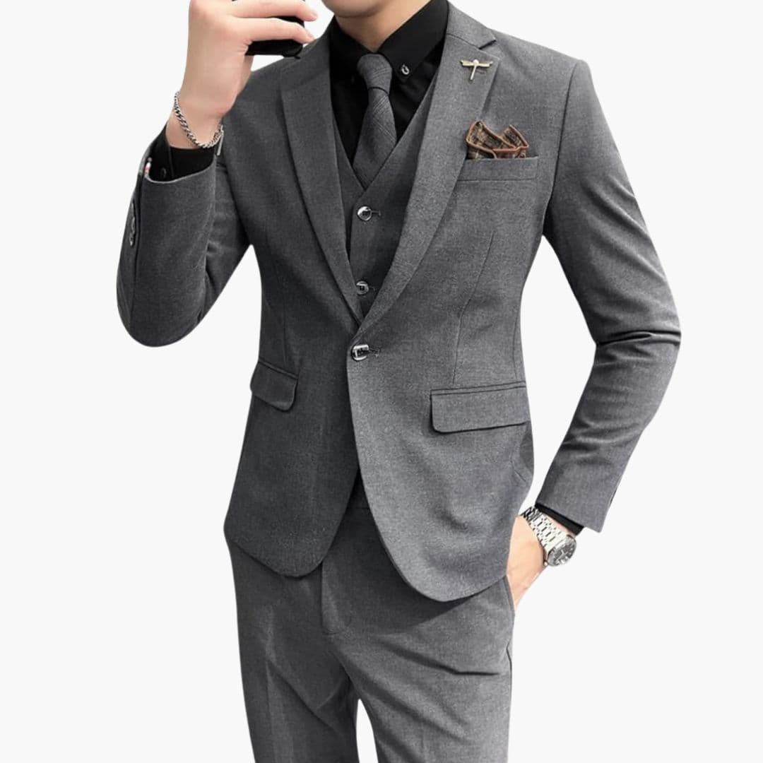 Men's slim fit three-piece suit with vest, tailored jacket and straight-cut trousers for professionals