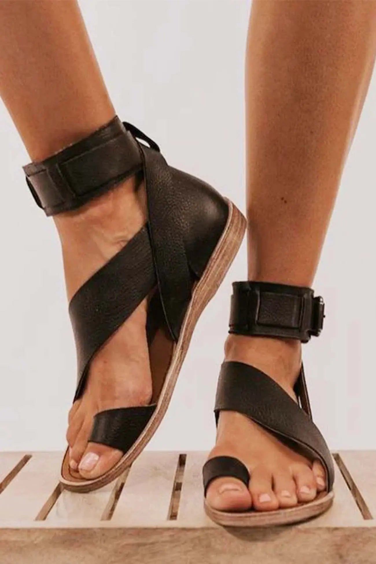 Women's crisscross flat sandals in textured PU straps with adjustable ankle strap, open-toe summer style