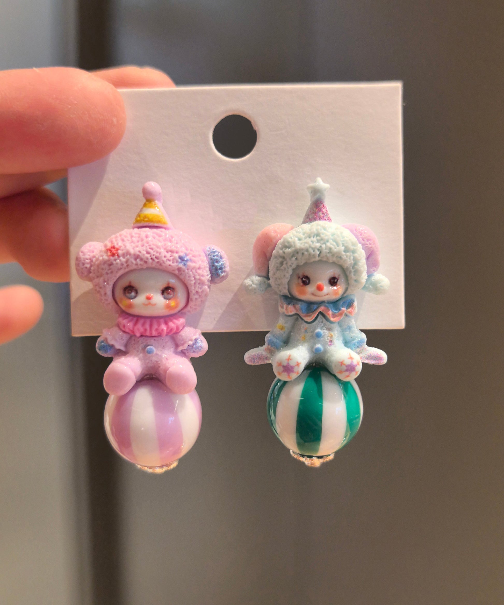 Boucles d'oreilles à tige en alliage asymétrique en forme de poupée de dessin animé - Urbann-Vibe