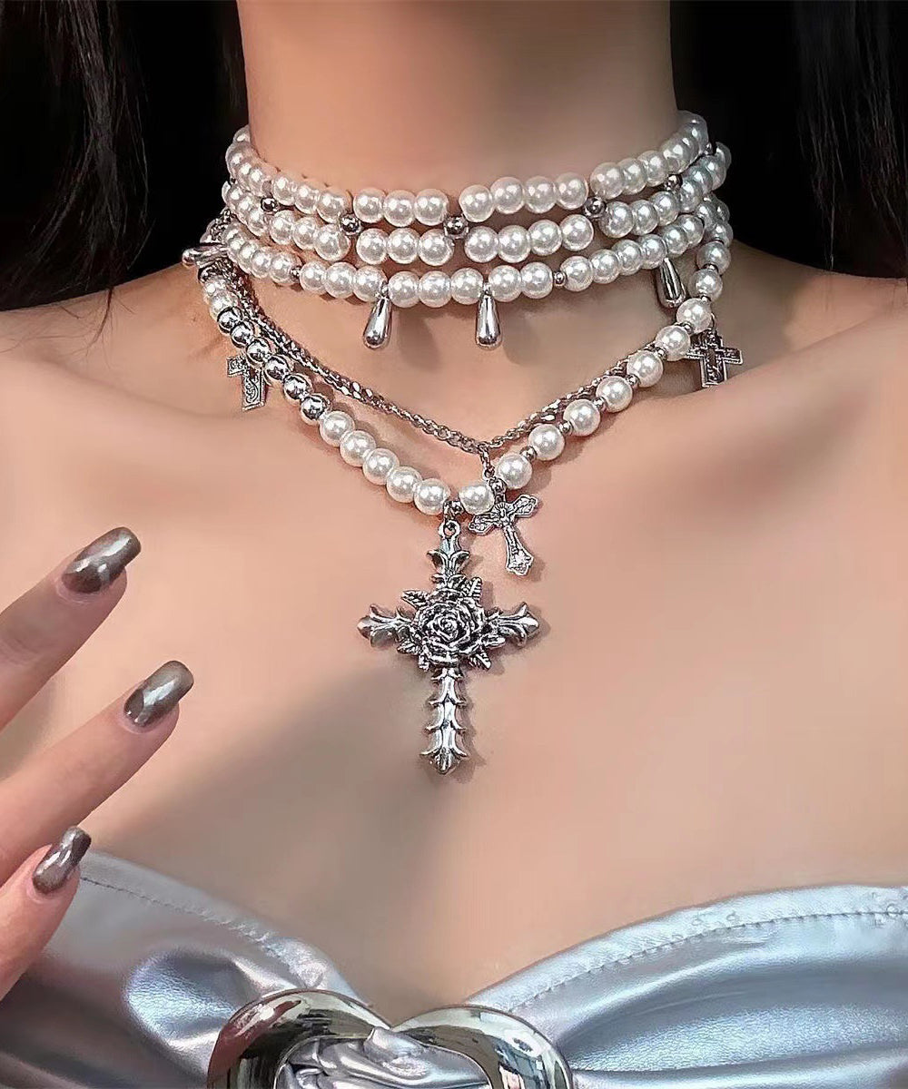 Joli collier de perles blanches en alliage multicouches avec croix graduée - Urbann-Vibe