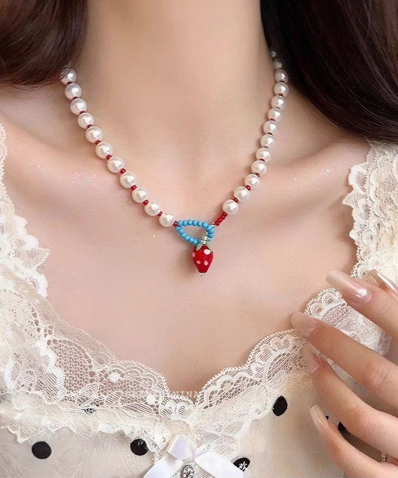 Joli collier princesse en alliage blanc avec perles et fraises - Urbann-Vibe