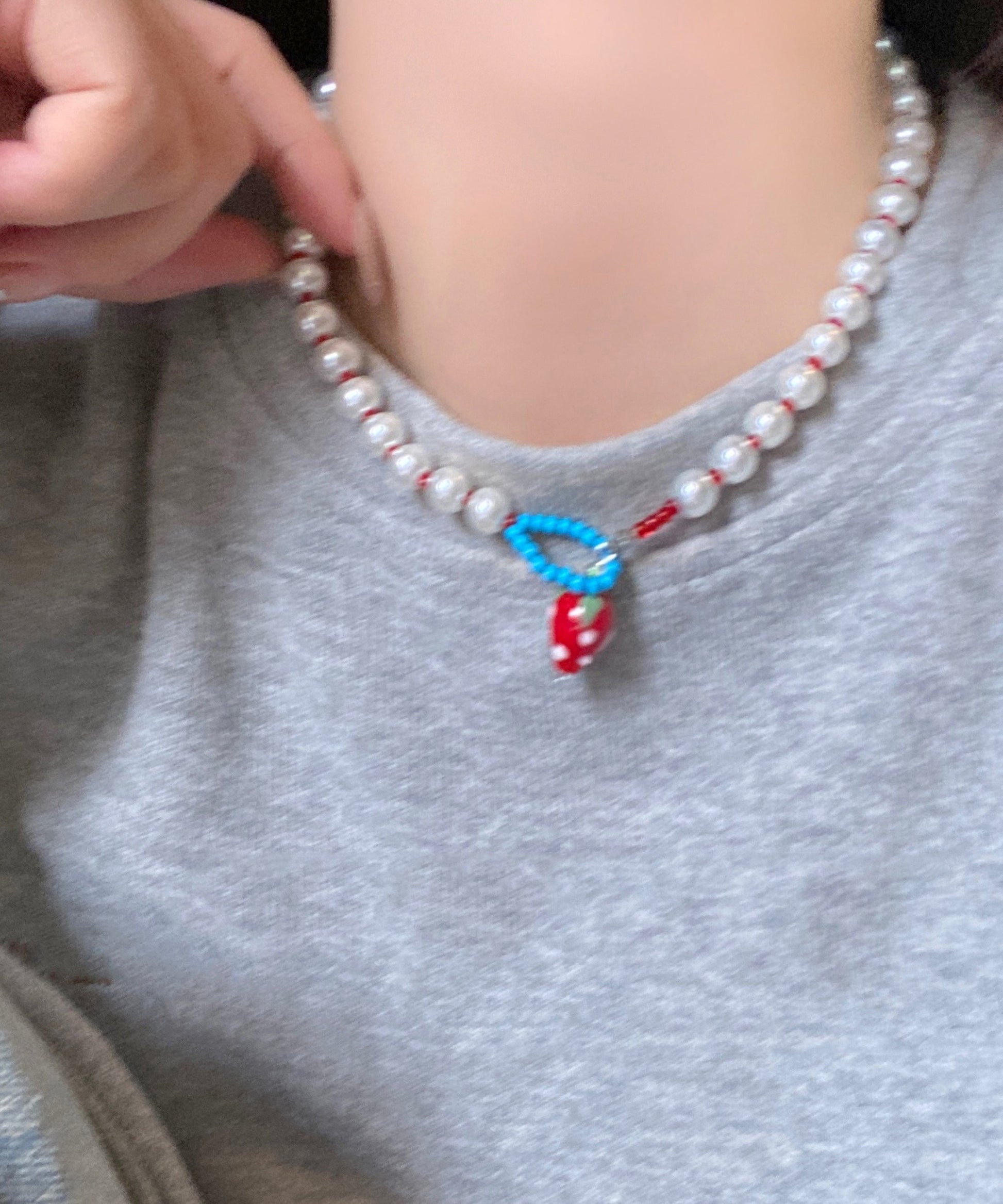 Joli collier avec pendentif en alliage blanc et perle de fraise - Urbann-Vibe