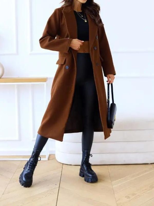Women's elegant tailored coat by Eloura Moda, refined outerwear with structured silhouette for modern style