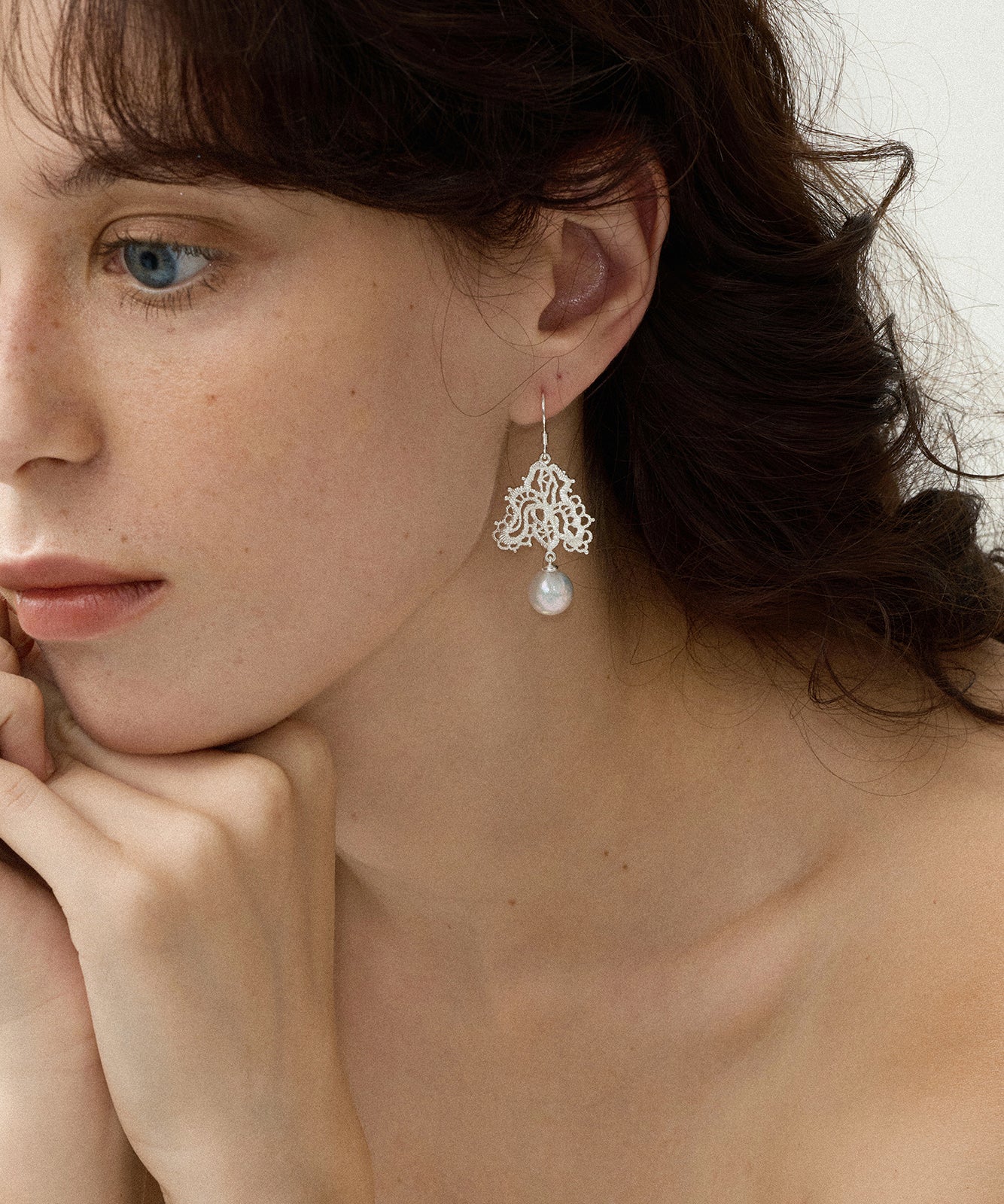 Boucles d'oreilles pendantes en argent sterling blanc avec perles et dentelle - Urbann-Vibe