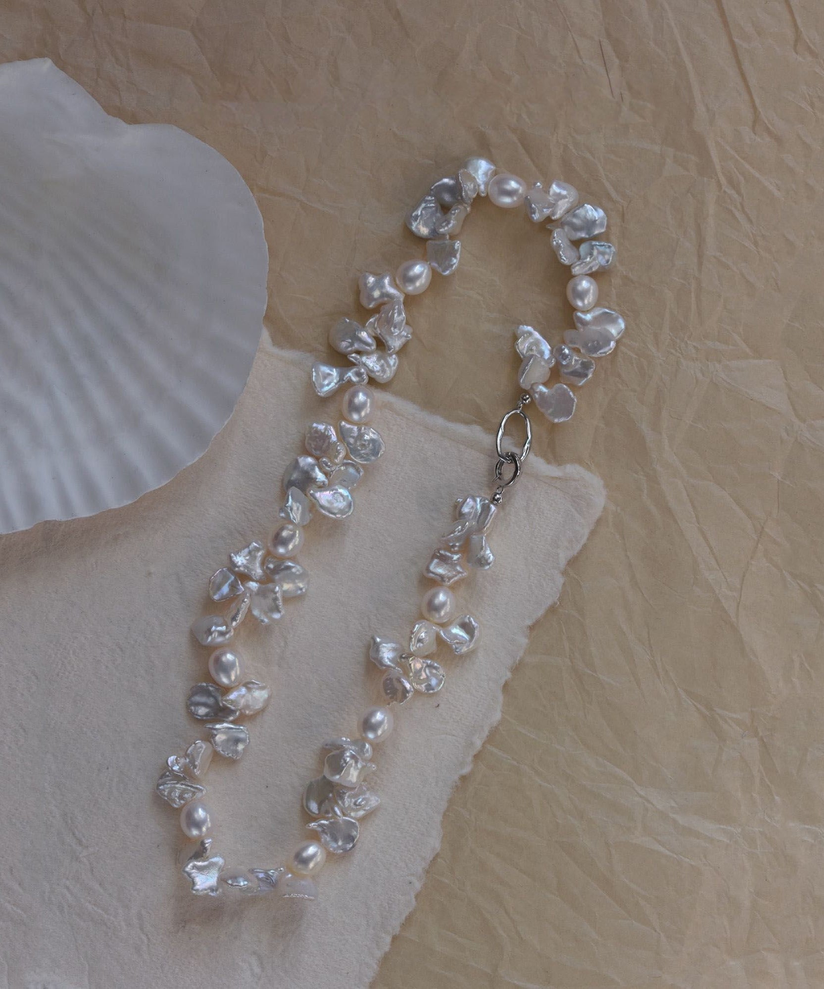 Collier princesse élégant en alliage blanc avec pétales de perles - Urbann-Vibe