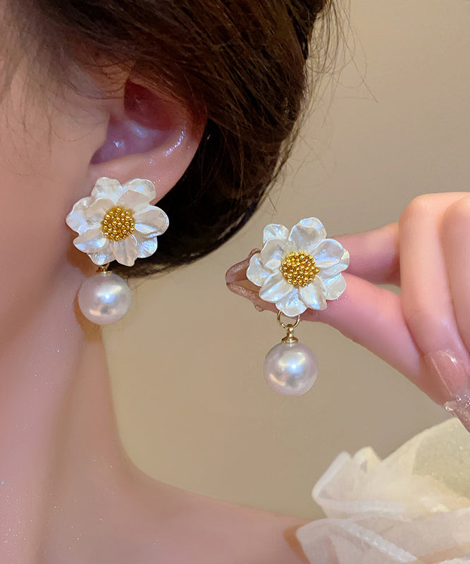 Boucles d'oreilles pendantes élégantes en cuivre blanc doré et perles, ornées de motifs floraux. - Urbann-Vibe