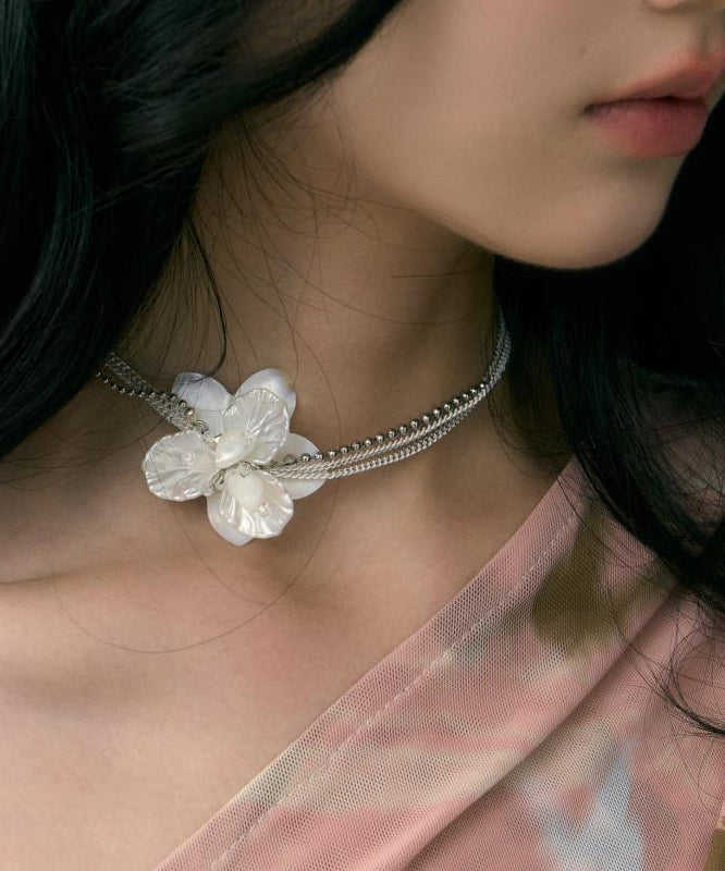 Collier ras du cou élégant en cuivre blanc surdoré avec perles de coquillage et fleurs - Urbann-Vibe