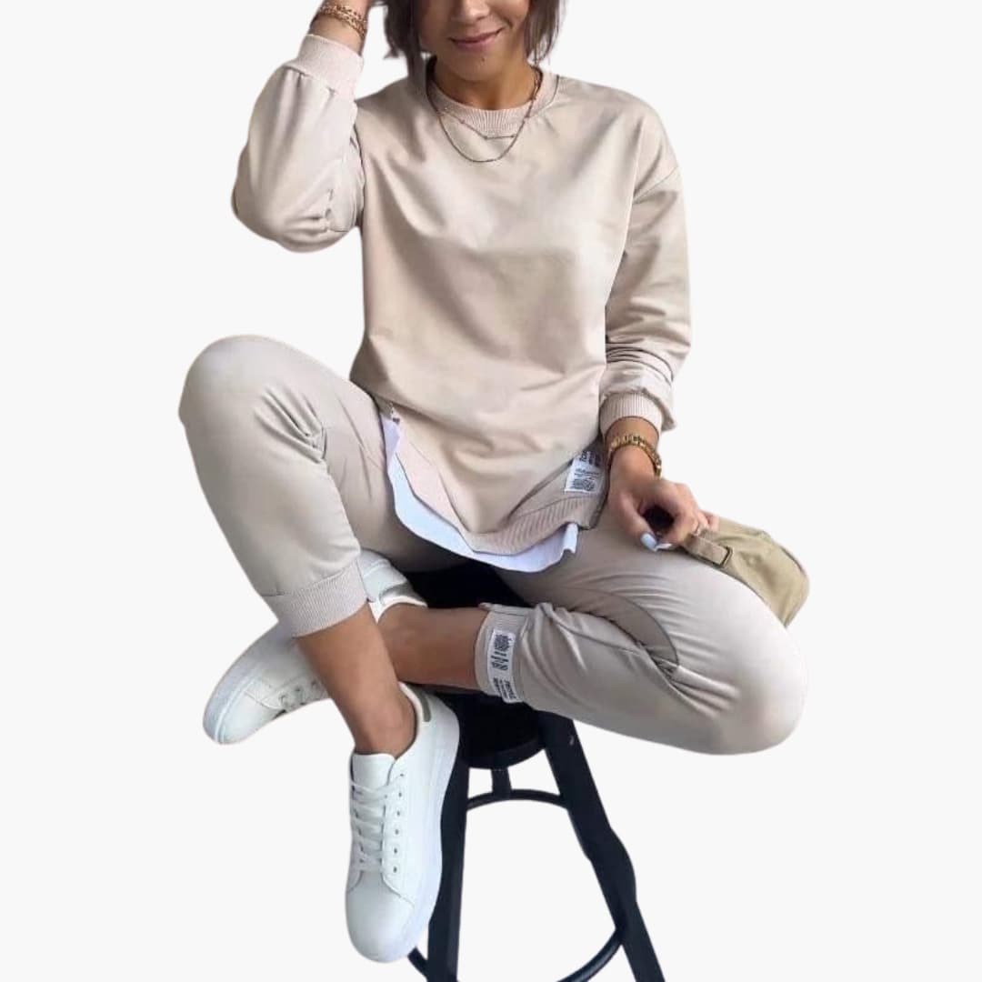 Women's cozy two-piece sweatshirt jogger set with elastic waistband, casual lounge style