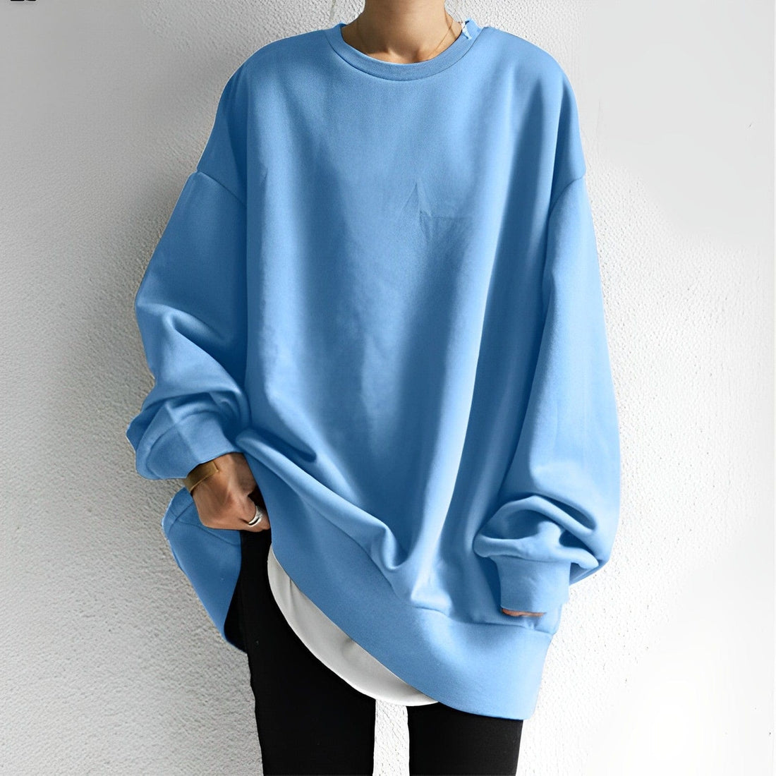 Oversized relaxed-fit sweater in soft fabric, casual chic silhouette perfect for layering everyday