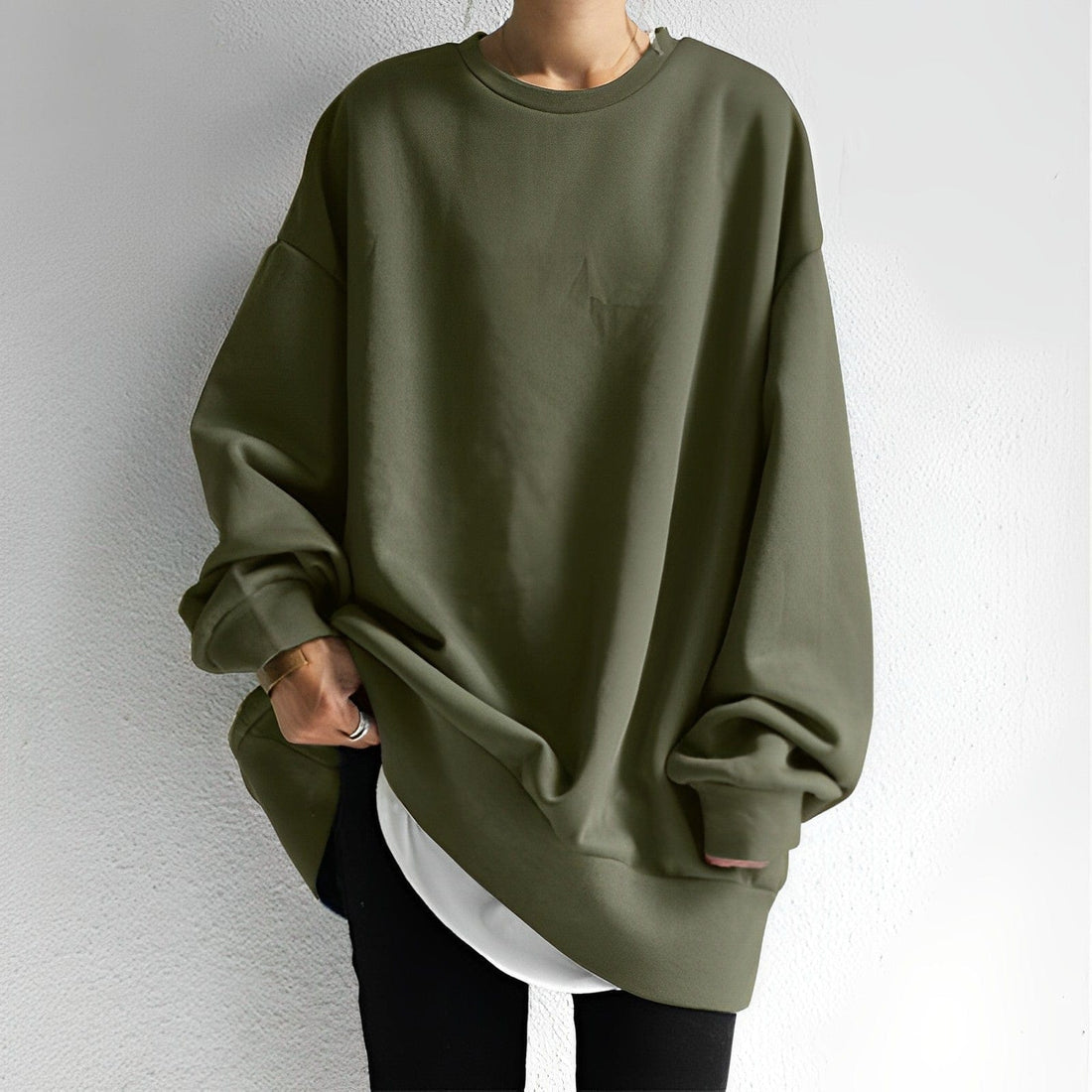 Oversized relaxed-fit sweater in soft fabric, cozy everyday chic style for effortless layering