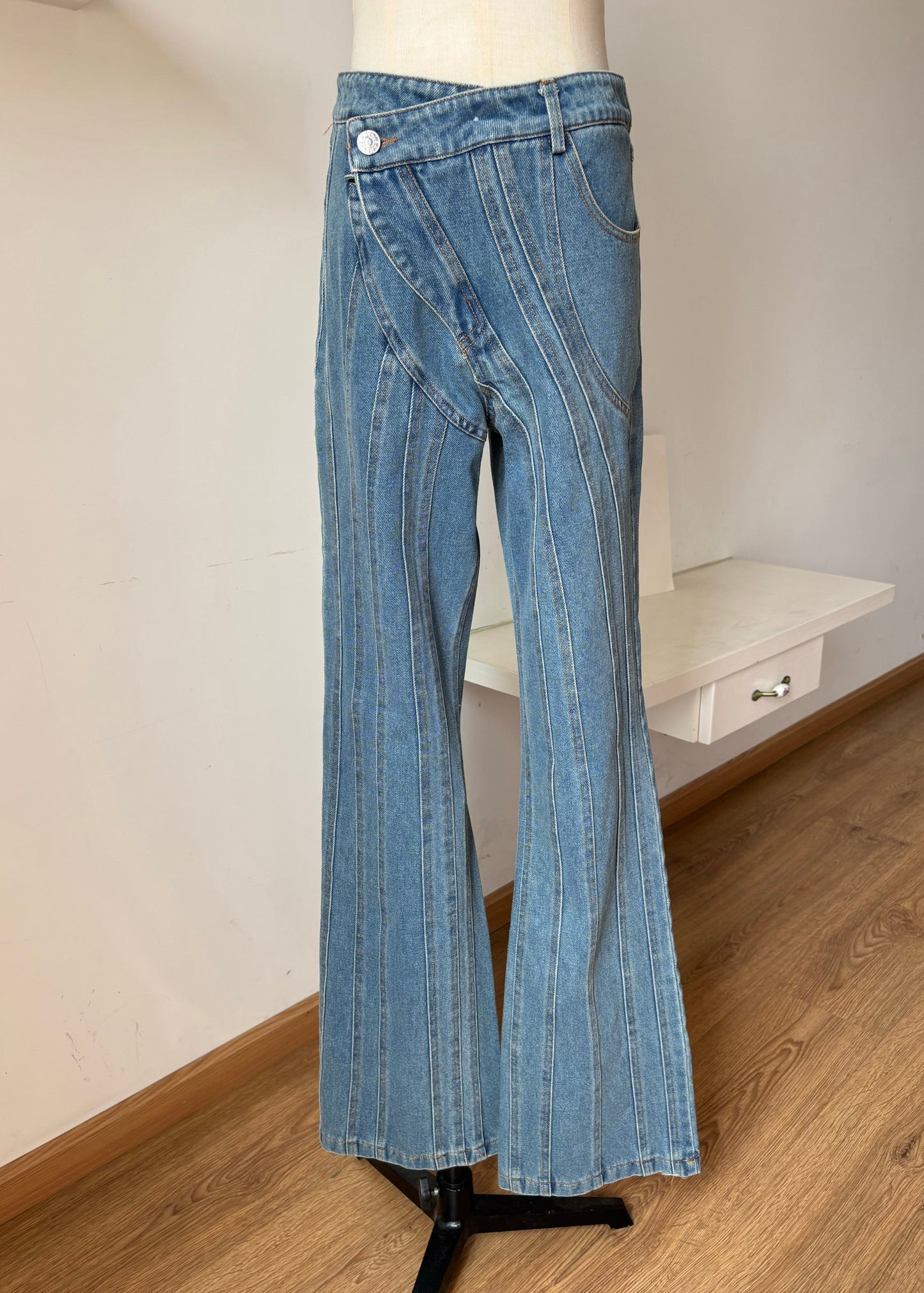 Pantalon évasé en denim bleu à poches asymétriques pour l'automne - Urbann-Vibe