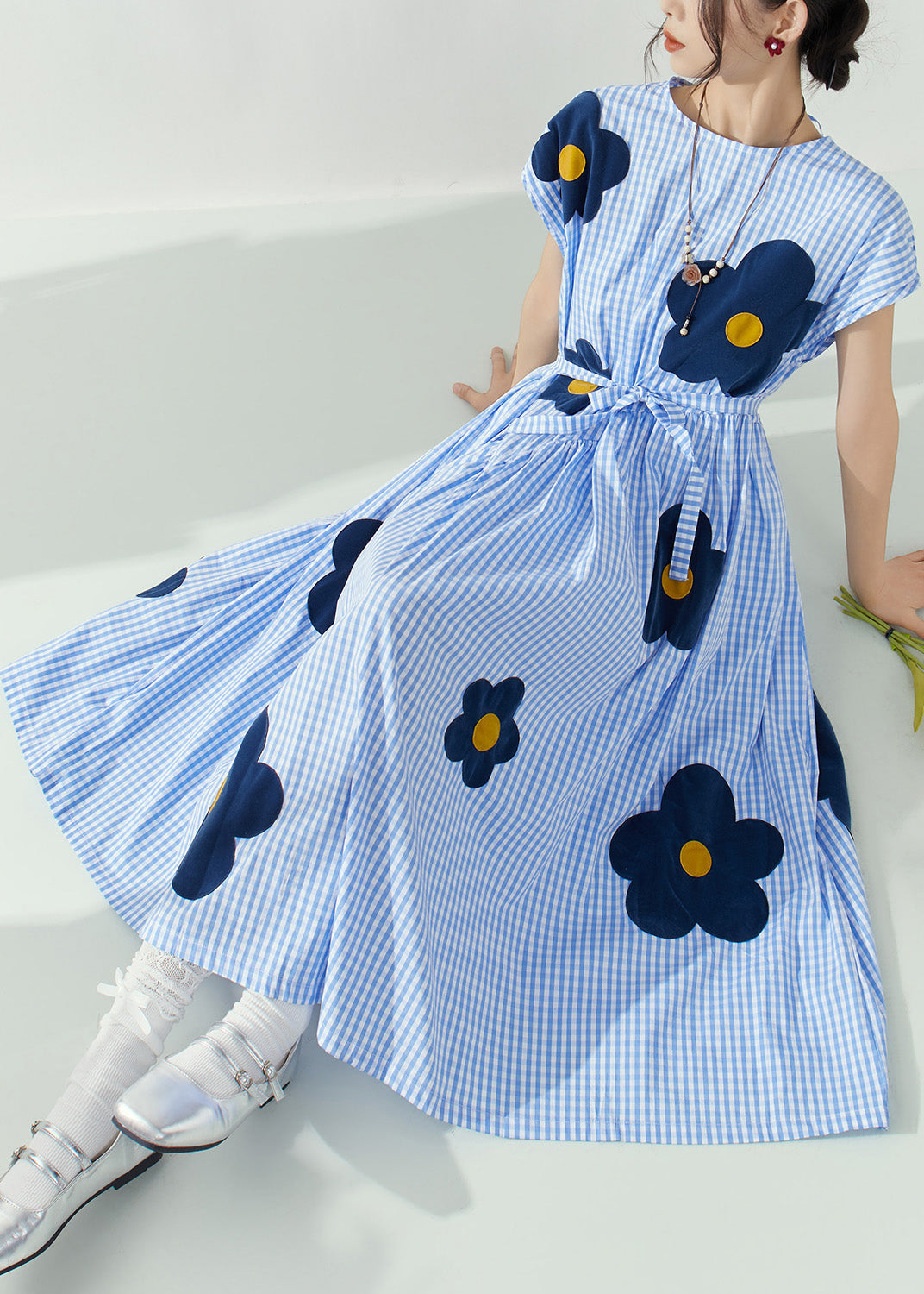 Robe longue à carreaux bleus à col rond et ceinture nouée à fleurs pour l'été - Urbann-Vibe