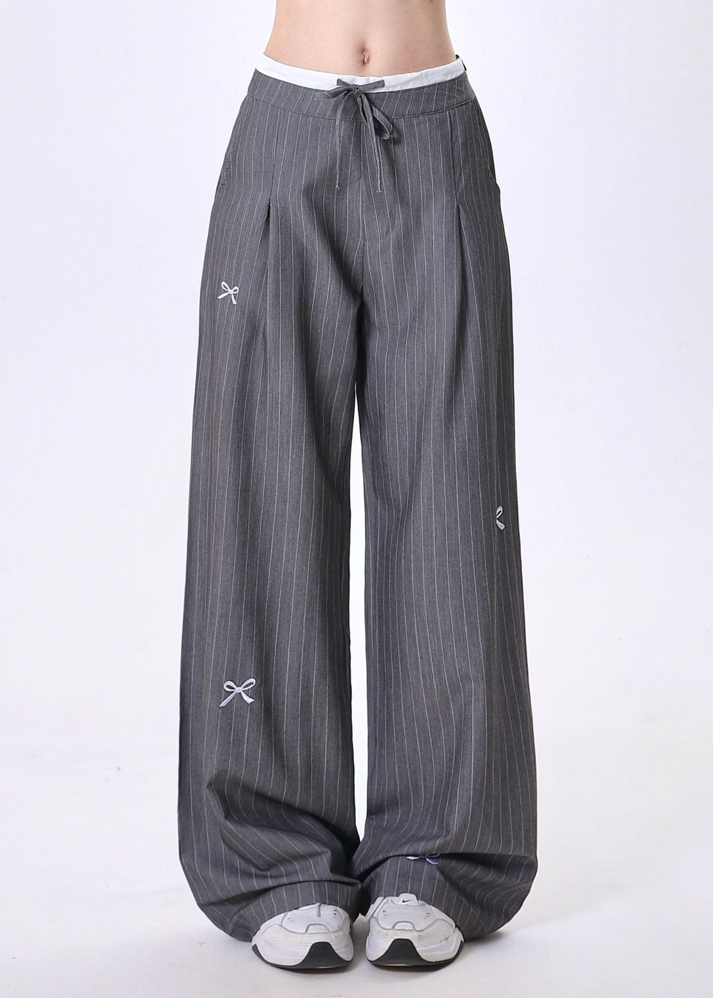 Pantalon en coton patchwork rayé à nœud brodé gris tendance printemps - Urbann-Vibe