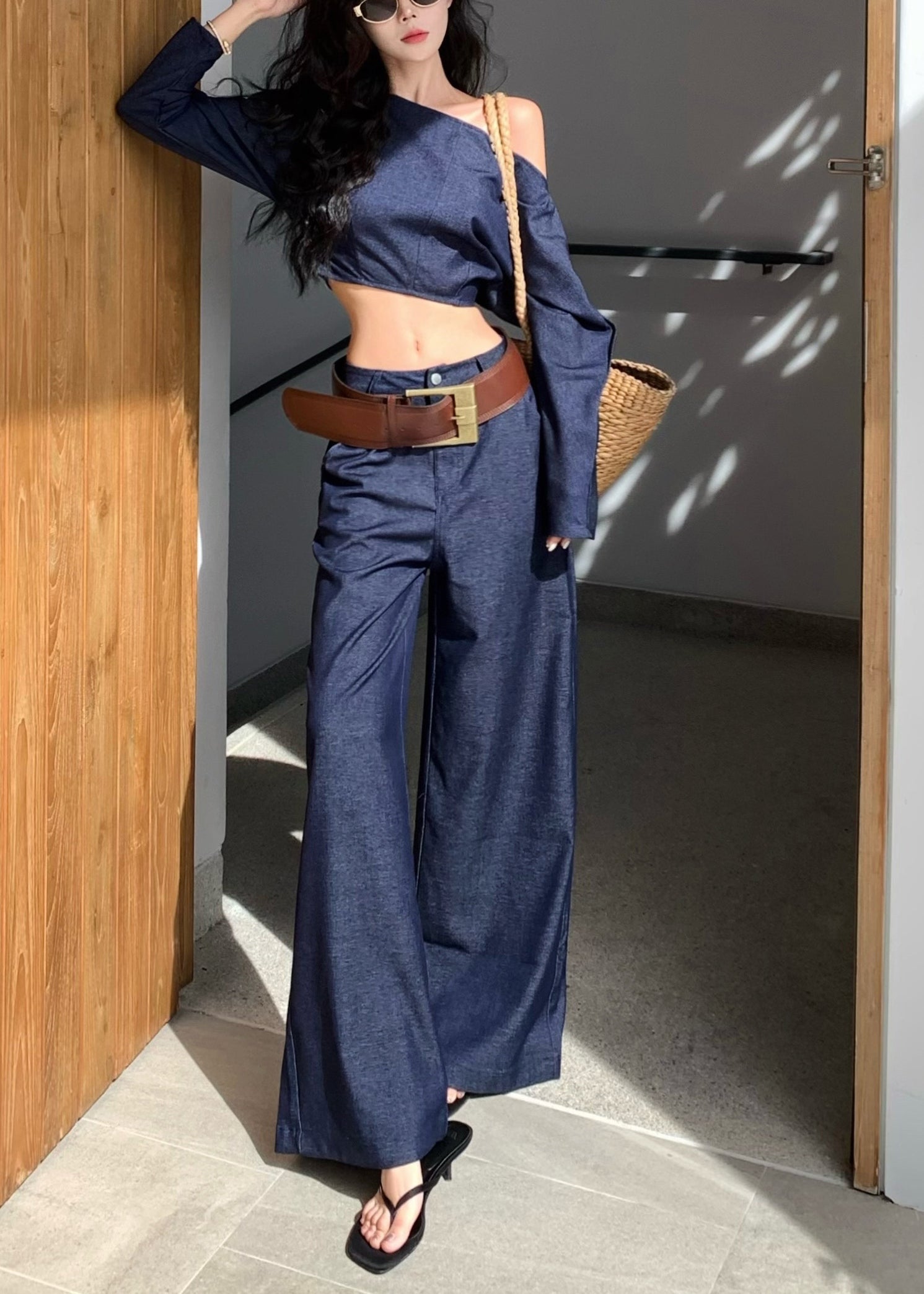 Ensemble deux pièces en jean bleu marine à une épaule et à la mode pour l'été - Urbann-Vibe