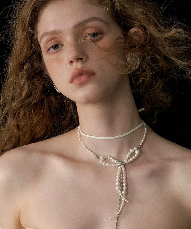 Collier à double pendentif en alliage blanc avec nœud en perles et pompon - Urbann-Vibe