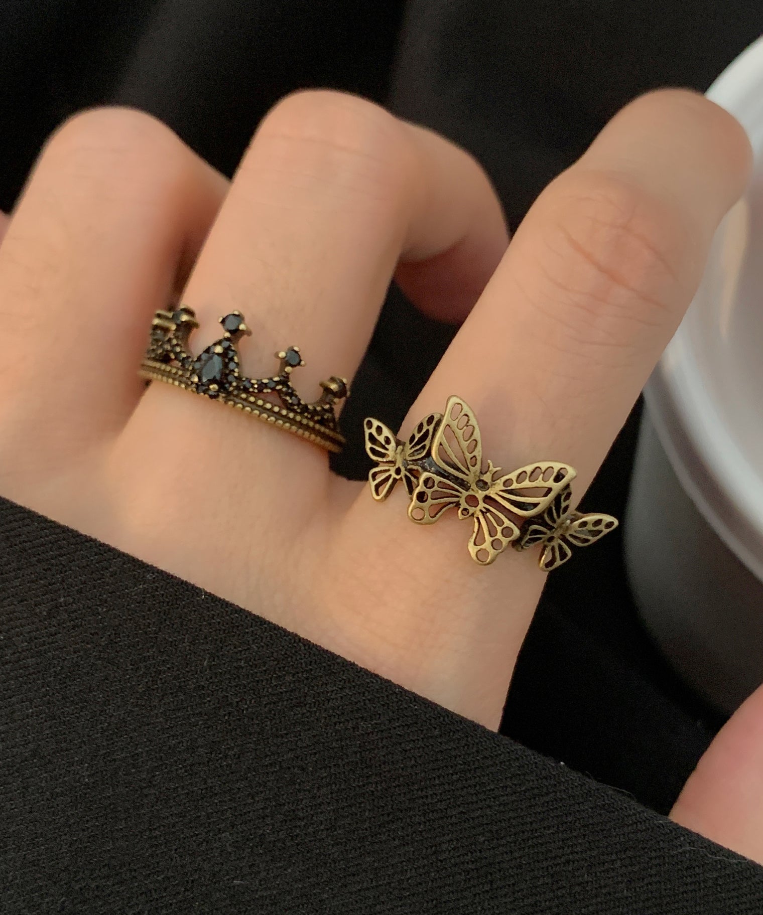 Ensemble de deux bagues creuses en métal doré ancien avec couronne papillon - Urbann-Vibe