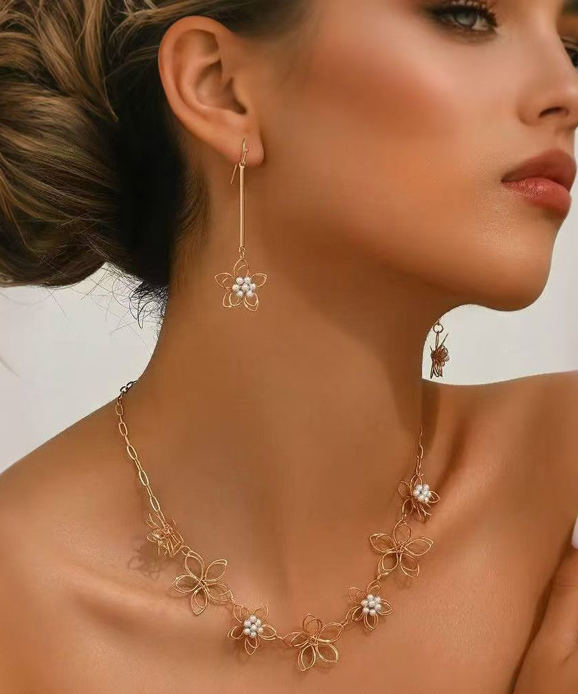 Ensemble deux pièces composé d'un collier lariat ajouré et de boucles d'oreilles pendantes en alliage de métal doré fin - Urbann-Vibe
