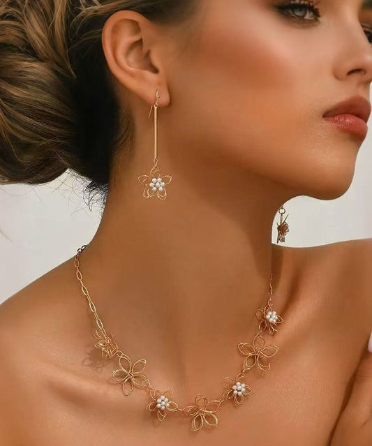 Ensemble deux pièces composé d'un collier lariat ajouré et de boucles d'oreilles pendantes en alliage de métal doré fin - Urbann-Vibe