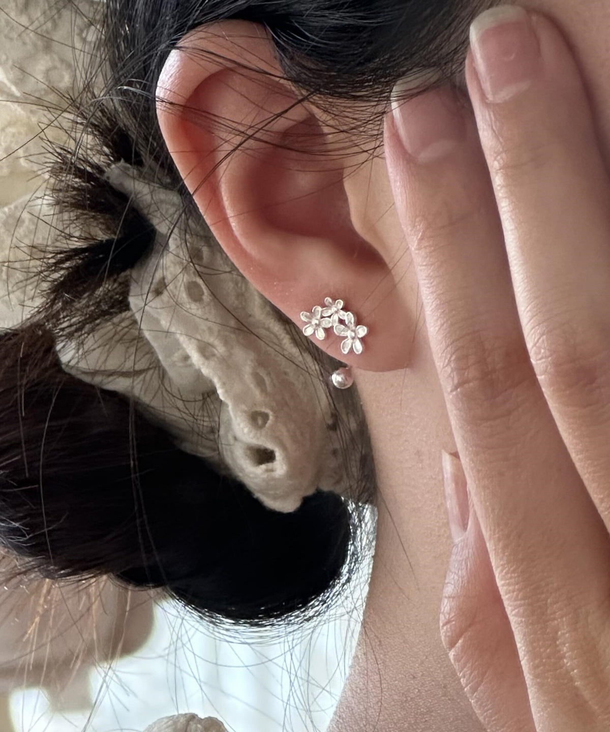 Boucles d'oreilles à tige florales en argent sterling et soie fine - Urbann-Vibe