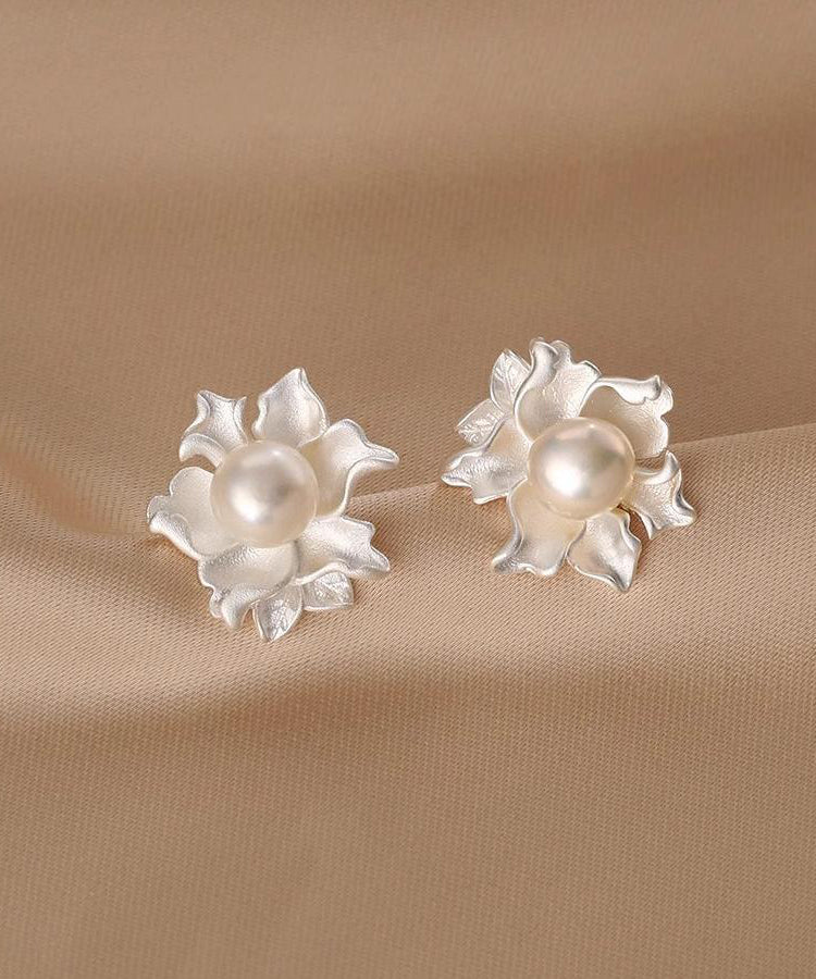 Boucles d'oreilles à tige asymétriques en alliage blanc fin avec perles florales - Urbann-Vibe