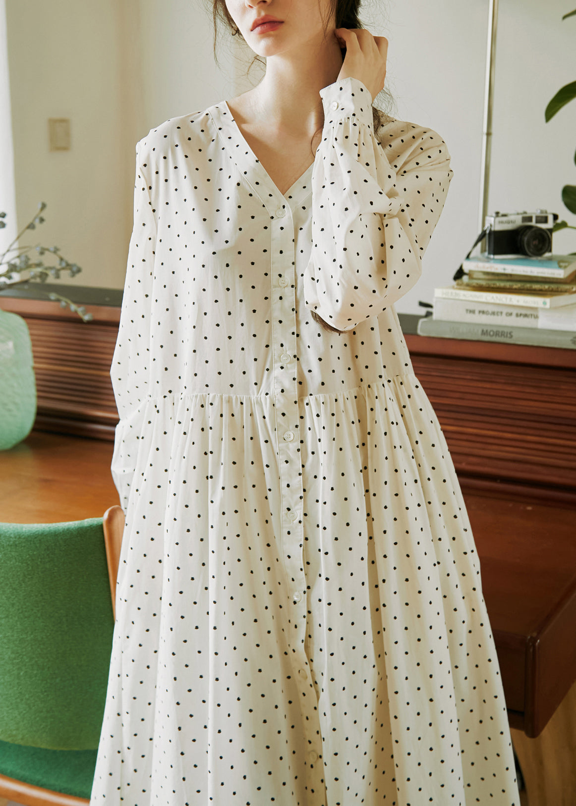 Robe en coton beige à col en V et boutons imprimés à pois pour l'automne - Urbann-Vibe