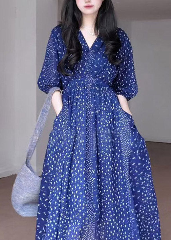 Robe longue d'été en mousseline de soie imprimée bleu français à col en V - Urbann-Vibe