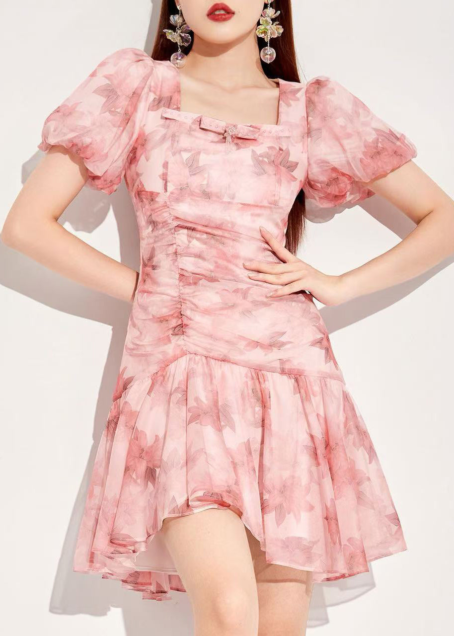 Robe en mousseline à imprimé asymétrique rose à col carré et manches bouffantes - Urbann-Vibe