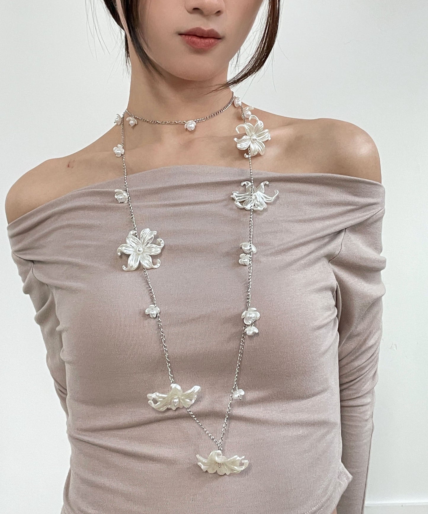 Chaîne de corps en alliage blanc français avec perles et fleurs - Urbann-Vibe