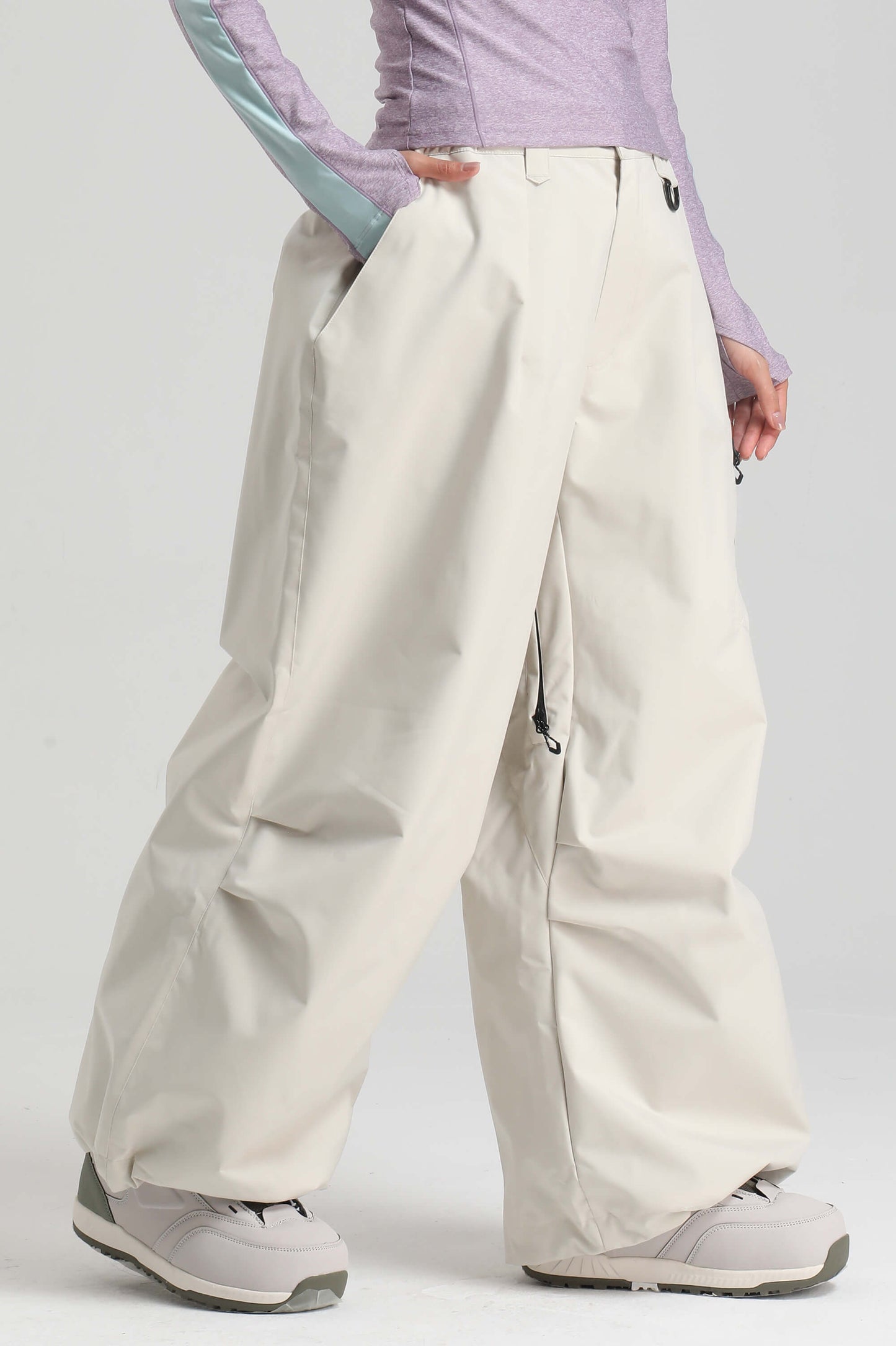 Women's light gray baggy snow pants with zippered thigh vents for skiing and snowboarding
