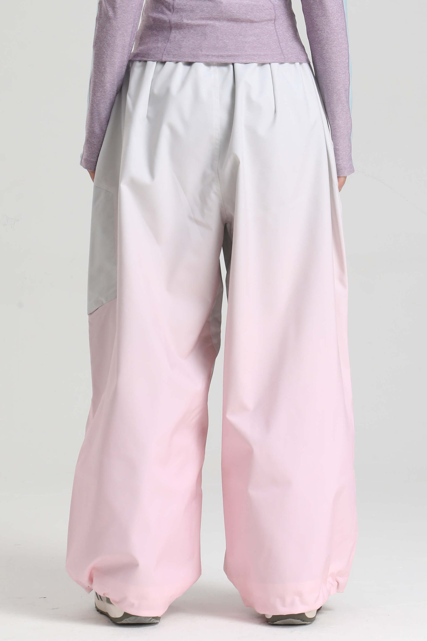 Women's light gray baggy snow pants with zippered thigh vents for skiing and snowboarding