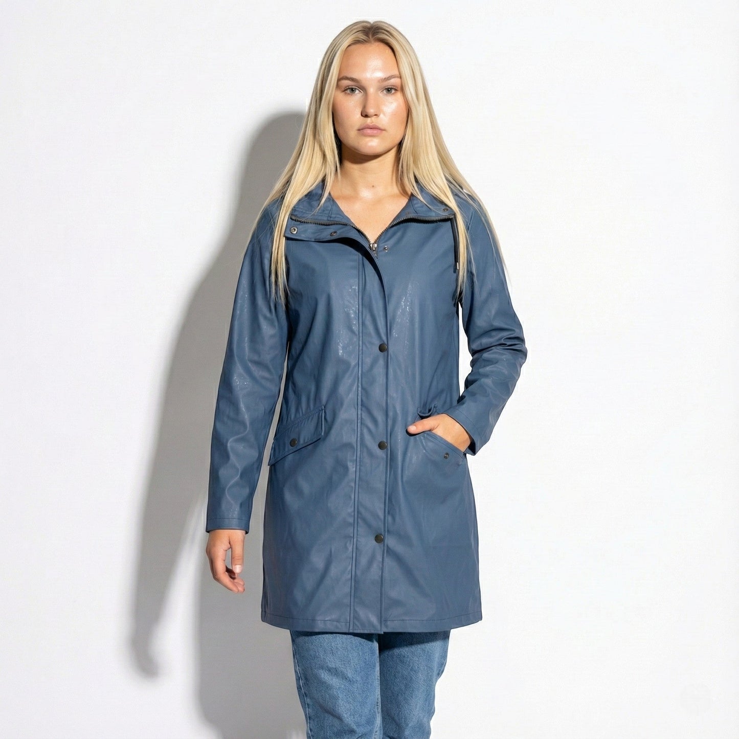 Women's mid-length water-repellent jacket with drawstring hood, sleek urban silhouette for professionals