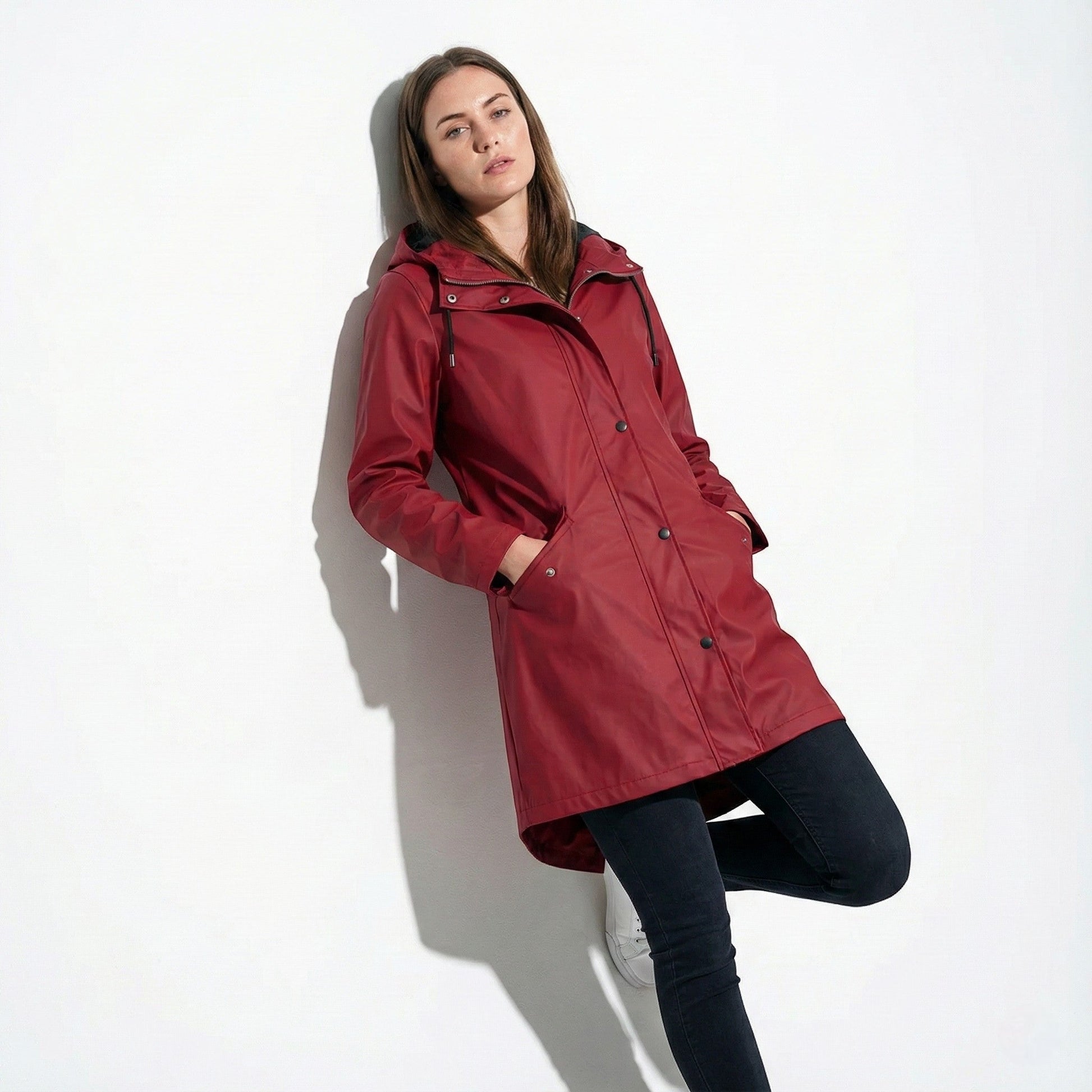 Women's mid-length water-repellent jacket with drawstring hood, sleek urban silhouette for professionals